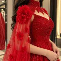 Robe de soirée rouge moderne pour femme, style robe de bal, avec corsage orné de sequins et de perles, appliques florales, col montant et traîne chapelle