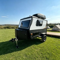 Caravane tout-terrain compacte et légère avec carrosserie rigide, conception à essieu unique et rangement pratique pour les voyages en expédition