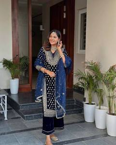 Lanzamiento del nuevo traje de terciopelo de diseñador con bordado de hilo de terciopelo y zari, top y pantalón palazzo con dupatta de georgette. - Product Image 2