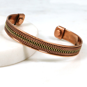 Bracelet manchette artisanal en laiton et cuivre mélangés avec motif en fil tressé pour hommes et femmes - Product Image 3
