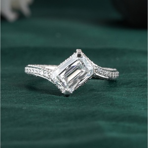 Anillo de Compromiso Solitario con Diamante Cultivado en Laboratorio, Corte Esmeralda de 1.97 CT, Claridad VS1, Oro Amarillo de 14K, Certificado por IGI para Bodas - Product Image 1