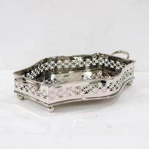 Élégant plateau de service en aluminium gris, au charme vintage, tout en restant adapté aux intérieurs contemporains. - Product Image 3