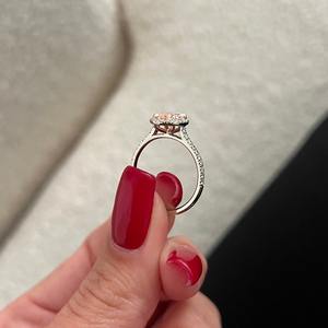 Bague de fiançailles halo avec diamant ovale rose intense fantaisie de 1 carat, cultivé en laboratoire, diamant rose bébé unique, certifié IGI - Product Image 2