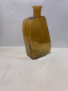 Moderno Florero de Mesa Asimétrico Escultural de Vidrio Ámbar Hecho a Mano, Ecológico y Duradero - Product Image 3