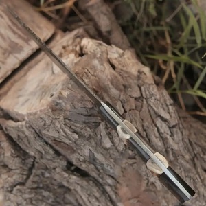 Cuchillo de caza y camping industrial hecho a mano con hoja serrada de 12 pulgadas de largo total, punta de clip, acero de Damasco y mango de cuerno. - Product Image 2