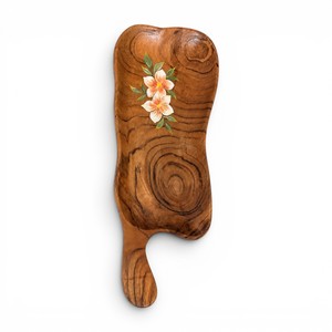 Tabla de servir de madera hecha a mano con diseño floral |   Bandeja Rústica de Madera para Quesos y Aperitivos |   Bandeja Decorativa para Servir - Product Image 1