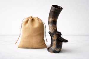 Cuerno Vikingo Artesanal Duradero de 12 Pulgadas con Soporte, Jarra Medieval para Cerveza y una Bolsa de Yute Única se Ofrece con el Cuerno - Product Image 2