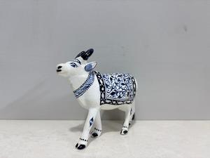 Figura de Vaca de Cerámica Azul Metálica Hecha a Mano con Patrón Floral |   Estatua Decorativa de Vaca |   Decoración de Mesa para el Hogar de Estilo Indio |   Regalo Hecho a Mano - Product Image 5