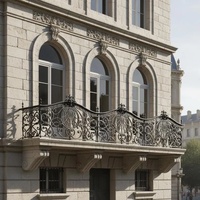 Rampe murale en fer forgé de style victorien, au design élégant, résistante à la rouille et facile à installer.