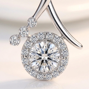 Collar con Colgante de Diamantes en Oro Blanco de 14K, Diseño de Cinta Cruzada con Halo Solitario, con Diamantes Redondos Cultivados en Laboratorio - Product Image 4