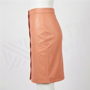 Jupe crayon mini en similicuir taille haute pour femme avec boutons sur le devant, couleur unie, design minimaliste, à porter toute l'année - Product Image 3