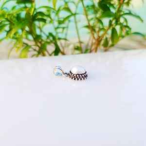 Pendentif artisanal en argent sterling avec perle d'eau et serti clos, design coussin, bijou élégant pour femmes et enfants, cadeau raffiné - Product Image 2