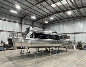 เรือแท็กซี่น้ำหรู UBI 1130 แบบกำหนดเอง สำหรับผู้โดยสาร 30 คน ใหม่ ตัวถังอะลูมิเนียม ใช้เชื้อเพลิงดีเซล ระบบขับเคลื่อนด้วยไฟฟ้า พร้อมเครื่องยนต์ในตัว ขนาด 11 เมตร - Product Image 1