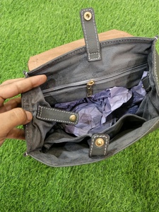 Sac à dos unisexe de luxe personnalisé en cuir véritable bicolore léger avec cadre externe et bandoulière antivol pour femme – Collection été - Product Image 5