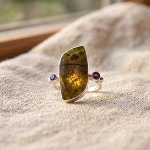Bague en Opale Verte et Amétrine, Argentée, avec Pierres Allongées et Accents Violets, Sertie en Sceau, Bijou Tendance pour Femme, Style Bohème, Idéale pour les Fêtes - Product Image 4