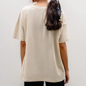 เสื้อยืดคอกลมแขนสั้นสีเบจสำหรับผู้หญิง ทรงปกติ สีพื้น สวมใส่สบายทุกฤดู ผลิตจากผ้าฝ้าย 100% ระบายอากาศได้ดี พร้อมโลโก้ - Product Image 5