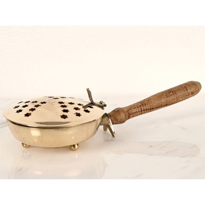 Quemador de Latón Puro Hecho a Mano con Larga Asa de Madera, Acabado Dorado de Lujo, Estilo Árabe para Incienso de Oud y Carbón - Product Image 1