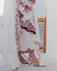Traje de Vestir Pakistaní e Indio con Bordado Blanco y Diseños Exclusivos para Mujer, en Oferta a Buen Precio - Product Image 3