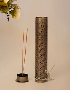 Améliorez votre expérience de méditation et de relaxation avec notre ensemble de bâtonnets d'encens et de porte-encens religieux en bambou et bois de santal. - Product Image 3