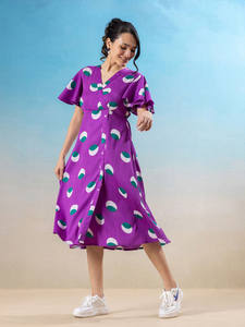 เดรสลายจุดพิมพ์ลายโพลก้าดอท แขนบานทรงเข้ารูปและทรงบานยาวระดับกลาง สีม่วง เดรสพิมพ์ลายจุดพิมพ์ลายโพลก้าดอท คอวี แขนยาวบานทรงเข้ารูปและทรงบานยาวระดับกลาง - Product Image 3