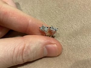 Élégantes boucles d'oreilles clous en diamant de laboratoire taille émeraude 1 carat, or massif 14K plaqué rhodium, style minimaliste, cadeau idéal pour fête ou anniversaire, pour femme - Product Image 2