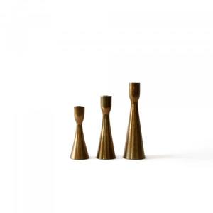 Porte-bougie en métal qui apporte une force et une stabilité durables à votre décoration, rehaussant l'élégance de toute pièce. - Product Image 3