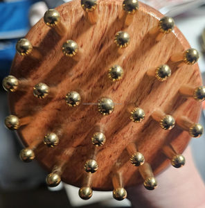 Masajeador de Cuero Cabelludo Kansa Hecho a Mano con Agujas de Bronce y Mango de Madera, Herramienta de Reflexología Capilar para Spa, Bienestar y Desintoxicación - Product Image 4