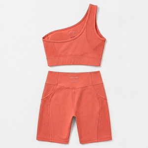 Conjunto de yoga de dos piezas para mujer, color coral, con top de un solo hombro y shorts de ciclista de cintura alta con bolsillos, ropa deportiva para fitness, gimnasio y entrenamiento. - Product Image 4