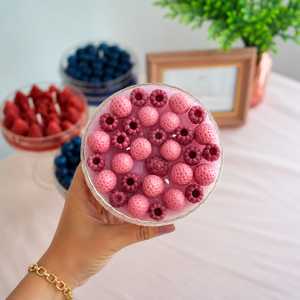 Bougie dessert parfumée aux fruits rouges mélangés fraise, myrtille et baies roses |   Bougie artisanale de luxe à la cire de soja aux fruits |   Décoratif réaliste - Product Image 3