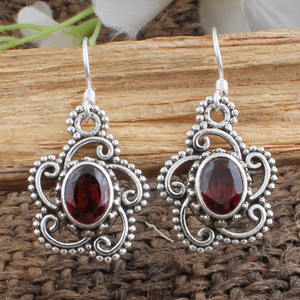 ต่างหูห้อยพลอยโกเมนสีแดงธรรมชาติ เงินแท้ 925 คุณภาพระดับ AAA พลอยประจำเดือนมกราคม เครื่องประดับชั้นดีสำหรับผู้หญิง งานปาร์ตี้ หรูหรา - Product Image 3