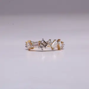 Encantador anillo de solitario para mujer con oro amarillo de 14 quilates y material de diamante cultivado en laboratorio real redondo brillante y corte Baguette