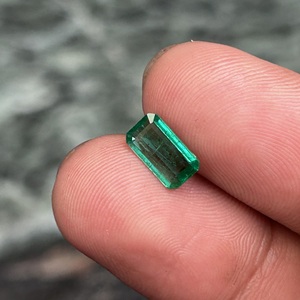 Esmeralda Zambiana Natural de Alta Calidad, 1.15 Quilates, Verde Intenso, Facetada, Piedra Suelta para Fabricación de Joyería - Product Image 4