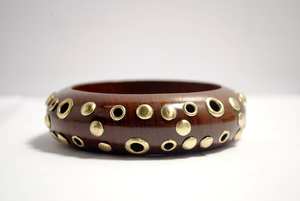 Brazalete de madera de Sheesham hecho a mano con incrustaciones de latón, pulido satinado, tallado y adornado con cuentas de latón. - Product Image 4