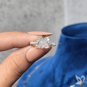 Anillo de Compromiso con Diamante Cultivado en Laboratorio, Corte Princesa de 3CT, Certificado IGI, Banda con Engaste de Canal, Oro Blanco de 10K - Product Image 5