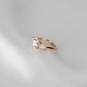 แหวนเพชรเพาะเลี้ยง 2 กะรัต พรีเมียม E VVS2 รับรองโดย IGI ทรงกลมสามเม็ด ทองคำขาว 14K แหวนหมั้น - Product Image 4