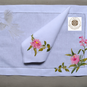 Funda de plato de lino fino con bordado floral y fénix blanco, que aporta una elegancia graciosa y un toque artístico atemporal a las mesas. - Product Image 1