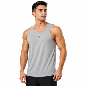 Construcción ligera que permite un movimiento fácil con la camiseta sin mangas Man Tank Top, ideal para actividades al aire libre y rutinas diarias. - Product Image 1