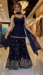 Ensemble Sharara noir avec dupatta pour femme – Tenue ethnique de créateur pour mariage et soirée, richement brodée et ornée de sequins - Product Image 1