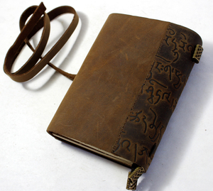 Nuevo Diseño, Diario de Cuero con Tapa Dura, 90 Hojas, con Grabado de Escritura Budista en el Bolsillo Delantero y Soporte Oculto para Bolígrafo, con Inserciones de Papel - Product Image 6