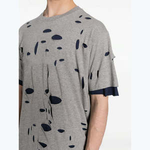 เสื้อยืดผู้ชายสีเทาและกรมท่า ผ้าฝ้าย 100% ดีไซน์ขาดๆ แบบมีชั้นๆ ขอบม้วน ตัดเย็บแบบโอเวอร์ไซส์ สวมใส่สบาย เป็นมิตรกับสิ่งแวดล้อม ระบายอากาศได้ดี - Product Image 3