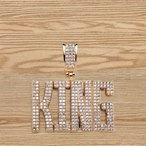 จี้ตัวอักษร KING แบบตัวหนาสั่งทำพิเศษ - จี้เพชรโมอิสซาไนต์สี D ระดับความสะอาด VVS บนตัวเรือนเงินแท้ 925 งานแฮนด์เมด 100% เครื่องประดับโมอิสซาไนต์ - Product Image 2