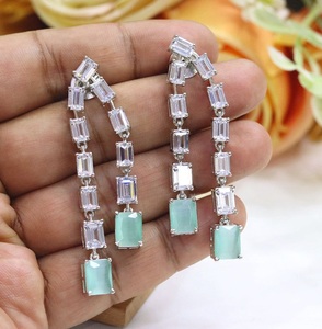 Boucles d'oreilles élégantes de qualité supérieure avec finition argentée et pierres en zircon pour femmes et filles, pour les soirées et les occasions spéciales - Product Image 4
