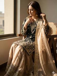 Ensemble Sharara en soie brodée de luxe avec dupatta à bordure en dentelle - Product Image 4