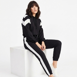 Survêtement à capuche pour femme, noir et blanc, style sportif, coupe régulière, manches longues, fermeture à cordon, idéal pour l'automne - Product Image 4