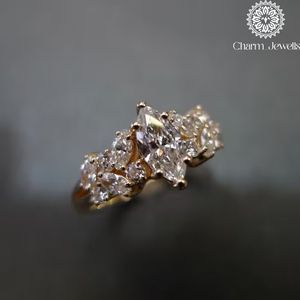 แหวนเพชรโมอิสซาไนต์ชุบทองคำสีกุหลาบสำหรับผู้หญิงจาก Charm_Jewells ดีไซน์รูปดอกไม้เจียระไนแบบบริลเลียนต์ ประดับเพชรสามเม็ด ตัวเรือนแบบหนามเตย แหวนหมั้น ได้รับการรับรองจาก IGI - Product Image 5