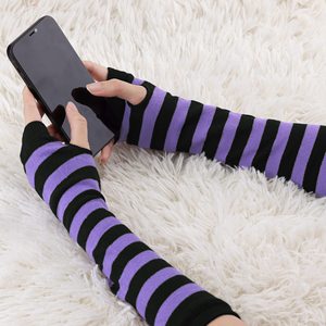 Mangas de compresión negras y moradas de punto para mujer, para ciclismo, con tela que absorbe la humedad, para atletas. - Product Image 1