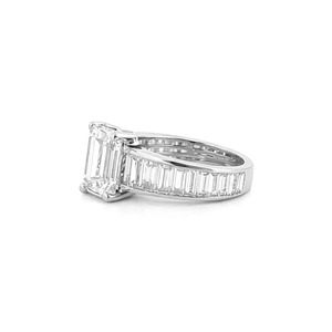 Anillo de compromiso de oro blanco de 14K con diamante cultivado en laboratorio de corte esmeralda de 4.15 CT y piedras laterales de baguette engastadas en canal. - Product Image 2