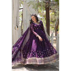 Vestido Anarkali Rojo con Lentejuelas Bordadas para Bodas y Fiestas, Talla M, con Elegante Trabajo de Bordado - Product Image 5