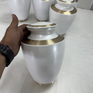 โกศบรรจุอัฐิสำหรับผู้ใหญ่ EVANA IMPEX รุ่นพรีเมียม สีขาวมุก ขอบทอง ทำจากทองเหลือง ทนทาน สไตล์อเมริกัน ความจุ 200 คิวบิกอินช์ - Product Image 4