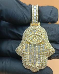 จี้รูปมือฟาติมาประดับเพชร VVS มอยส์ซาไนต์  พร้อมคุณสมบัติป้องกันภัย  ของขวัญเครื่องรางนำโชค  เงินแท้ 925 ชุบโรเดียม/ทองคำ  หรูหรา ได้รับการรับรอง - Product Image 1